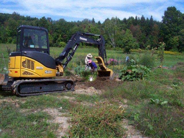 Dirt Divas digging